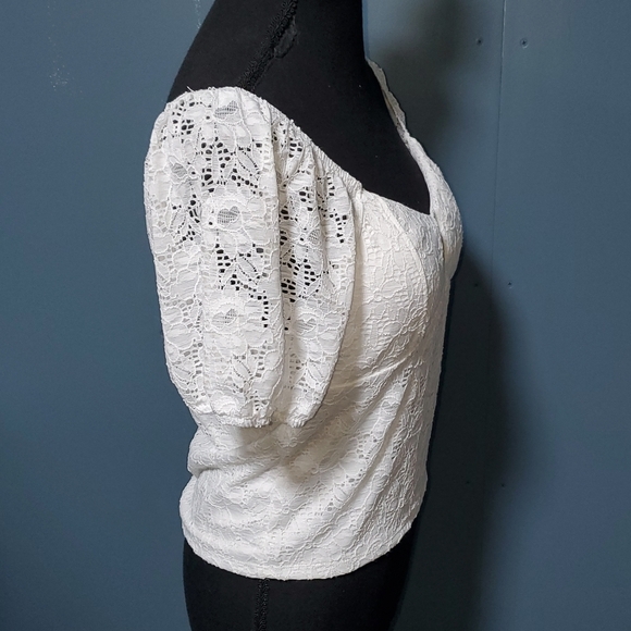 No Boundaries Sweetheart Cutout Wide Neck Lace Crop Top - NEW - Large - Picture 3 of 10